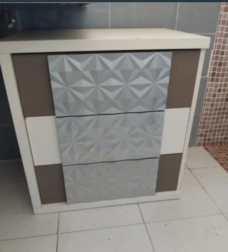 Cajonera de madera con diseño geométrico
