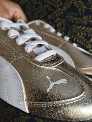 Zapatillas Puma Doradas y Blancas NUEVAS