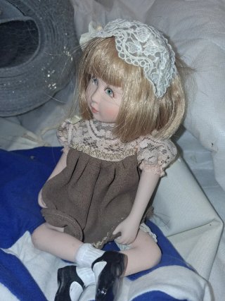 Muñeca de porcelana antigua