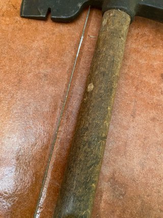 Hacha antigua de metal y madera