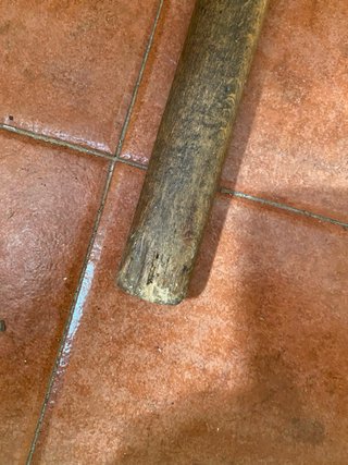 Hacha antigua de metal y madera
