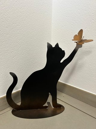 complemento arredo gatto con farfalla in metallo