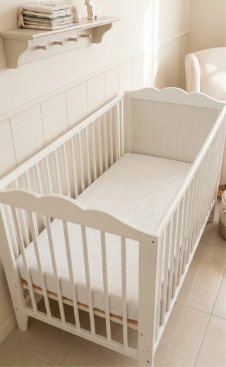 Cuna de madera blanca