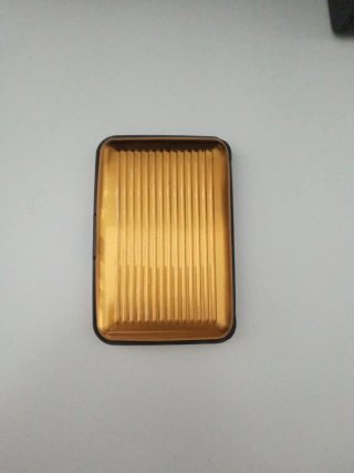 Tarjetero metálico dorado