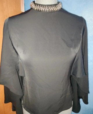 Blusa Negra con Adorno Plateado