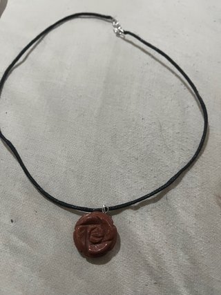 Collar con colgante de piedra rosa