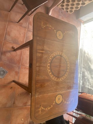 Mesa clásica con marquetería y alas
