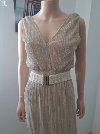 Vestido champán con cinturón