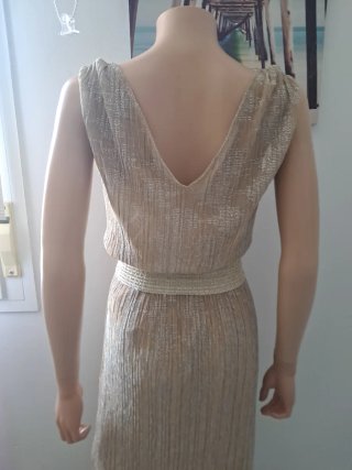 Vestido champán con cinturón