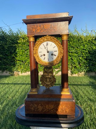 Elegante orologio a portico francese