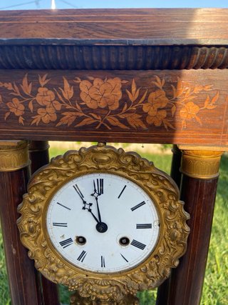 Elegante orologio a portico francese