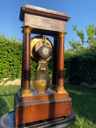Elegante orologio a portico francese