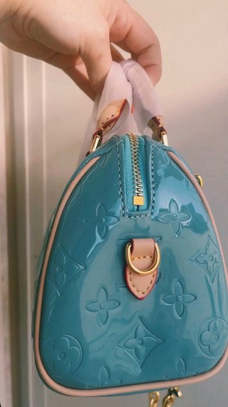 Borsa mini  vernice azzurra con catenella dorata