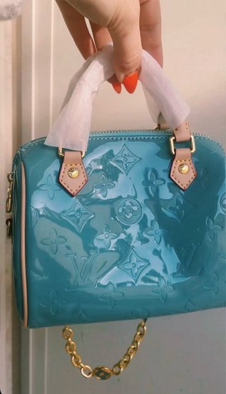 Borsa mini  vernice azzurra con catenella dorata