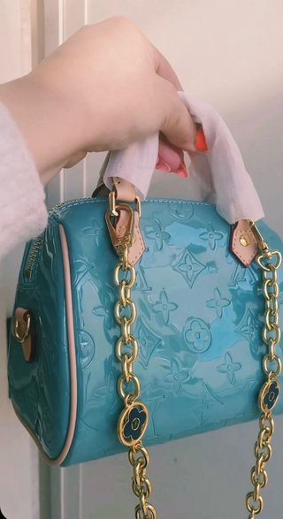 Borsa mini  vernice azzurra con catenella dorata