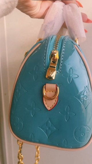 Borsa mini  vernice azzurra con catenella dorata