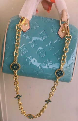 Borsa mini  vernice azzurra con catenella dorata