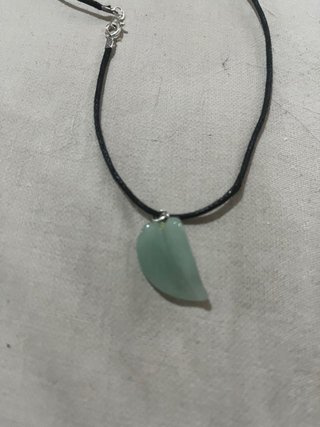Collar con colgante de piedra verde