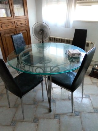 Mesa redonda cristal y hierro se vende con sillas