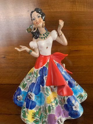 Figura femminile in  porcellana firmata