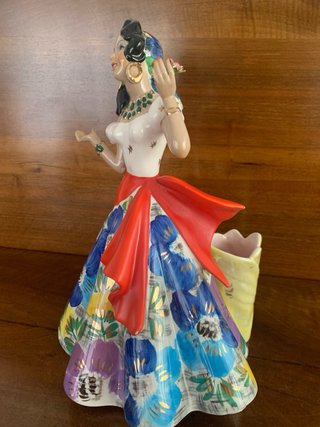 Figura femminile in  porcellana firmata
