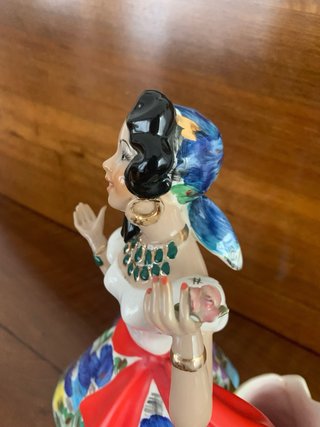Figura femminile in  porcellana firmata