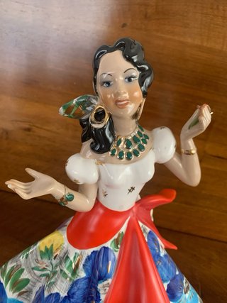 Figura femminile in  porcellana firmata