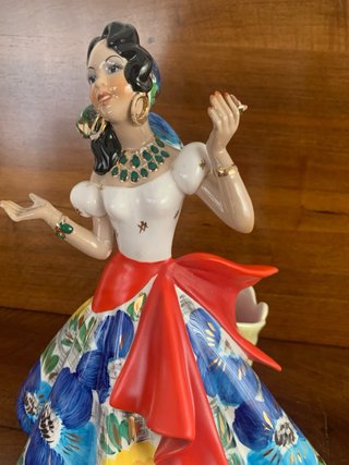 Figura femminile in  porcellana firmata