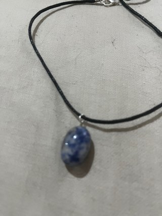 Collar con piedra azul y blanca