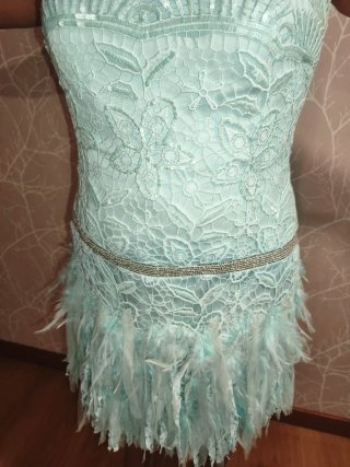 Vestido fiesta corto con plumas