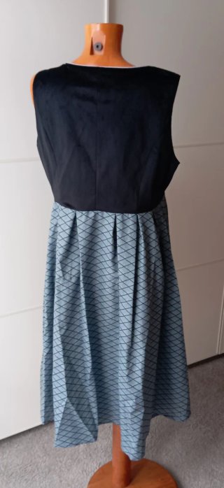 Vestido vintage con corpiño negro y falda verde.