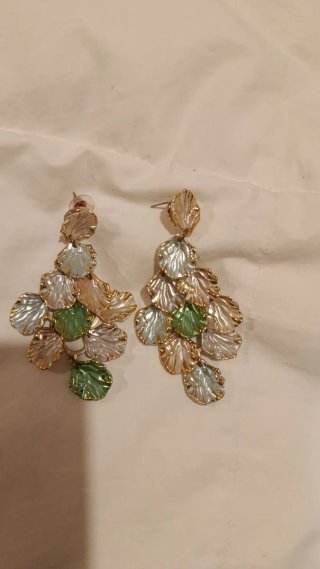 Pendientes largos dorados con hojas verdes