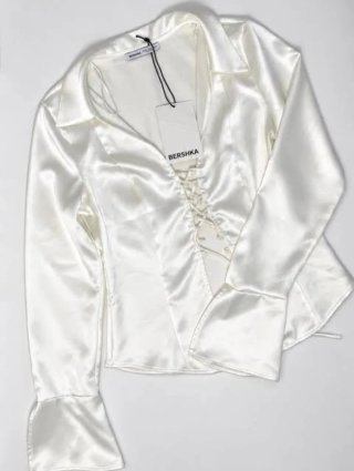Blusa Bershka satinada con cordones