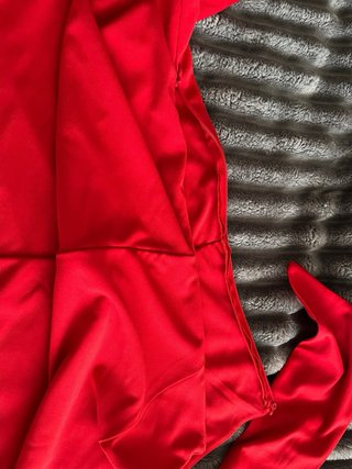 Mono rojo con detalle dorado