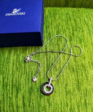 Collar" Swarovski". Sin Usar