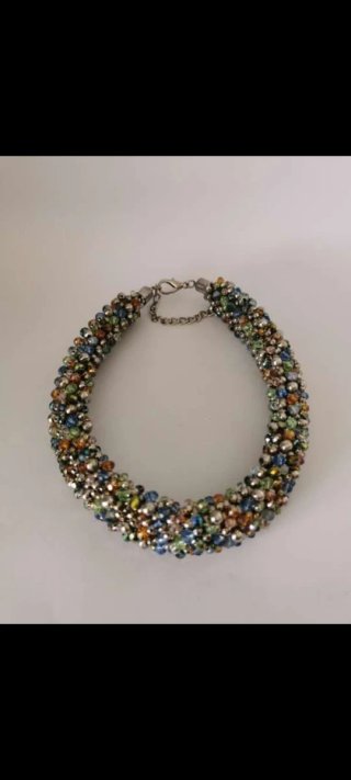 Collar de chica multicolor de Zara.
