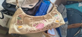 Bolso beige con bordado floral