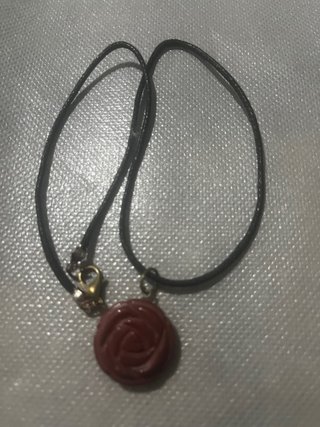 Collar con colgante de rosa