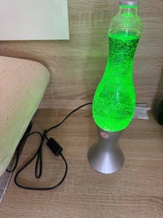 Lámpara lava verde purpurina muy iluminada