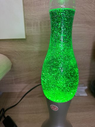 Lámpara lava verde purpurina muy iluminada