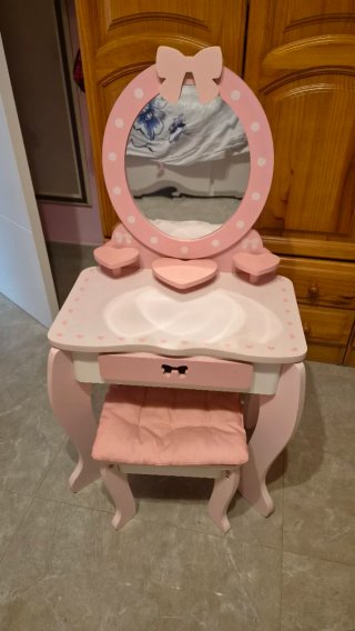Tocador infantil de madera rosa