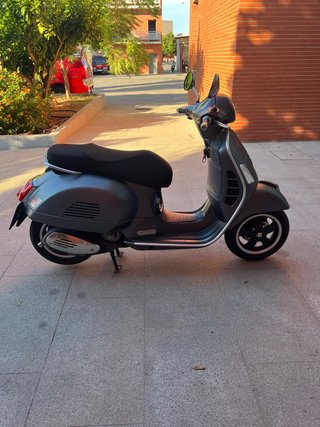 Vespa GTS 300 SuperSport Gris