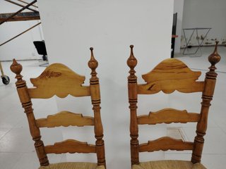 Par de sillas de mimbre y madera