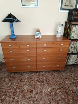 Mueble de cajones de madera y cristal con ruedas