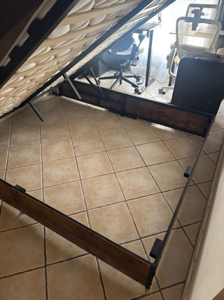 Cama con espacio de almacenamiento y estación de c