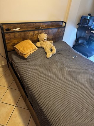 Cama con espacio de almacenamiento y estación de c