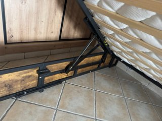 Cama con espacio de almacenamiento y estación de c