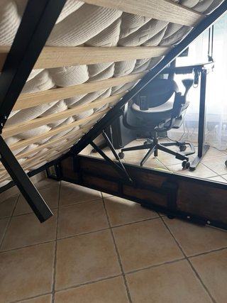Cama con espacio de almacenamiento y estación de c