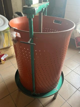 Estrujadora y prensa de vino manual