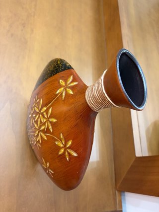 Jarrón con decoración floral